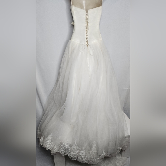 Elegant Ivory Lace/Zipper Multi Layered Wedding Dress - Picture 10 of 16